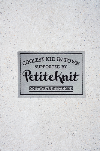 Bild på "Coolest kid in town" märke från PetiteKnit