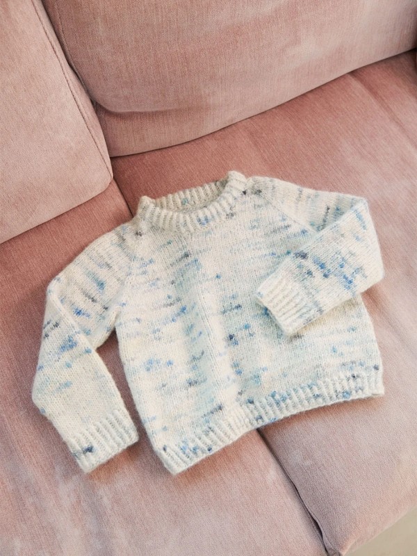 Bild på "DEBUTANT SWEATER JUNIOR" stickad i Poppy nr.5A