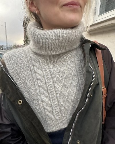 Bild på ”MOBY NECK” stickad i en tråd Tynn Peer Gynt och en tråd Tynn Silk Mohair