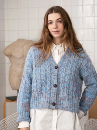 Bild på ”RIVER CARDIGAN” stickad med en tråd Tynn Peer Gynt och 1 tråd Tynn Silk Mohair 2403-2A