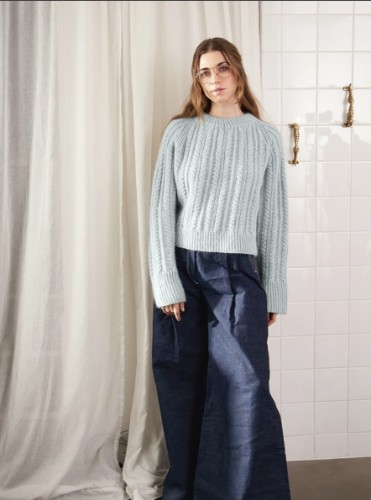 Bild på ”KAJA SWEATER” stickad med 1 tråd KOS och 1 tråd Tynn Silk Mohair 2403-10