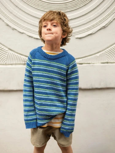 Bild på "COLLIN SWEATER JUNIOR" stickad med två trådar Tynn Line stickas uppifrån och ned 2405-7