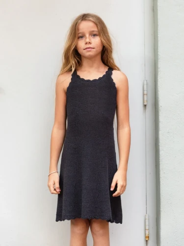 Bild på "LINNEA DRESS JUNIOR" stickad i Tynn Line 2405-1