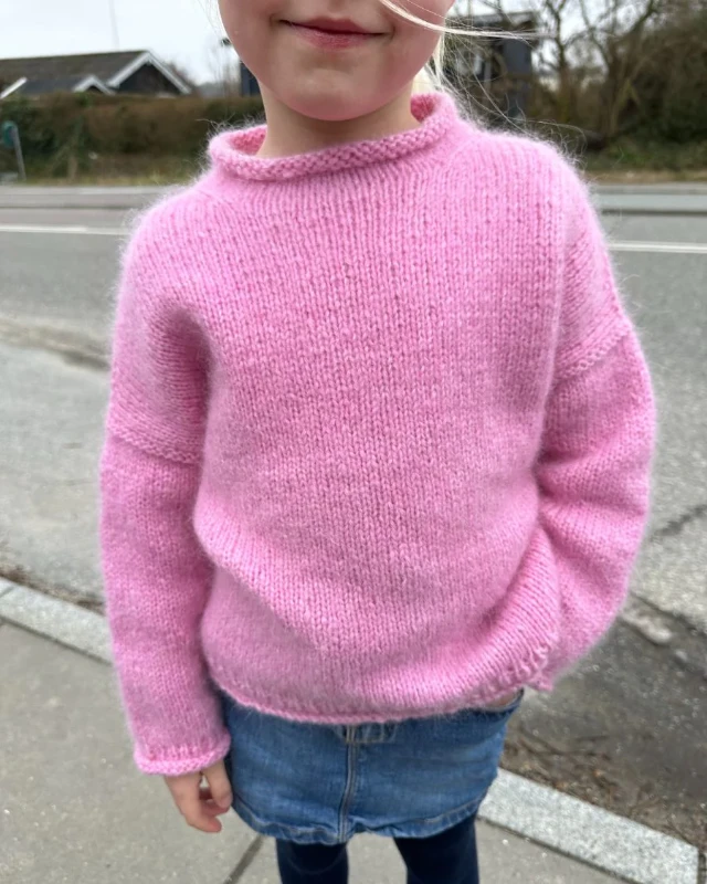 Bild på "CLOUD SWEATER JUNIOR" stickas med en tråd KOS och en tråd Tynn Silk Moahir