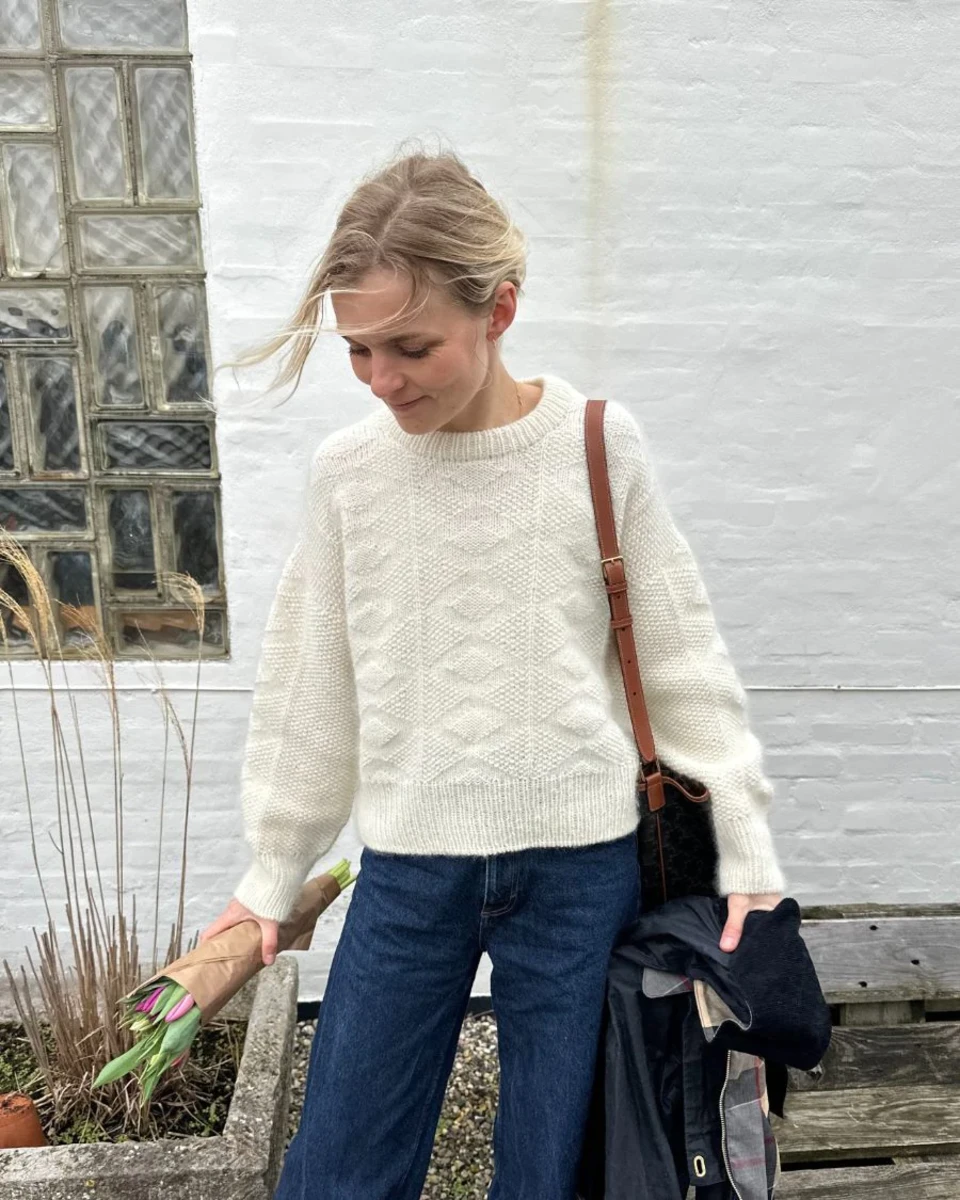 Bild på "ESTHER SWEATER" stickad i Peer Gynt från PetiteKnit