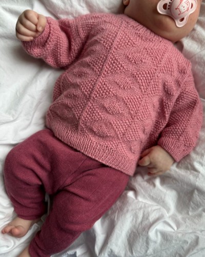 Bild på "ESTHER SWEATER BABY" stickad i Sunday 0mån-4år från PetiteKnit