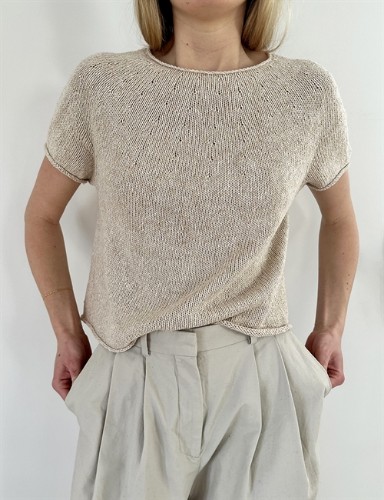 Bild på "PLAIN YOKE TEE 20" stickad i Line från Leknit