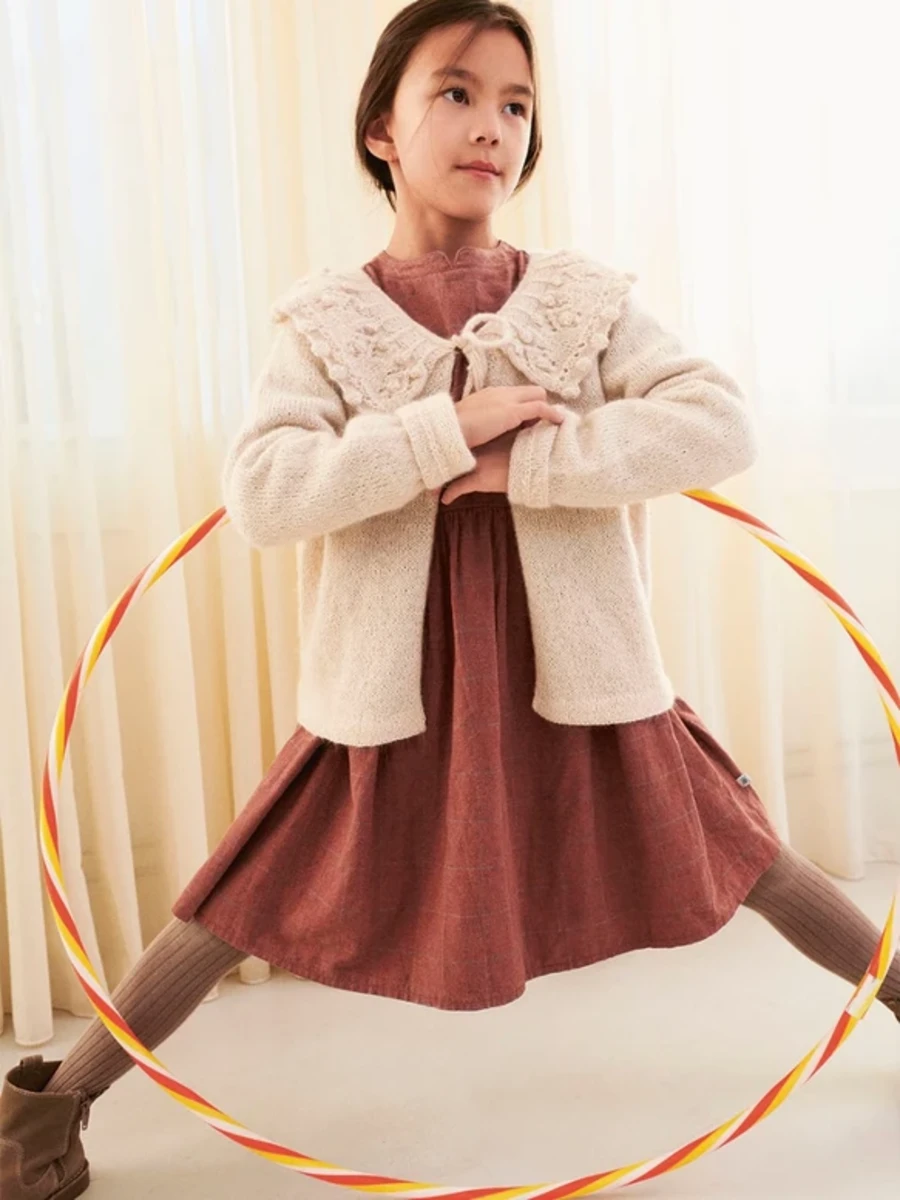 Bild på "LILLY BLOUSE JUNIOR" stickad med en tråd Tynn silk Mohair och 1 tråd Alpakka Följetråd, nr. 7