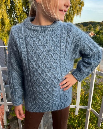 Bild på "MOBY SWEATER JUNIOR" stickad i Peer Gynt eller Double Sunday 