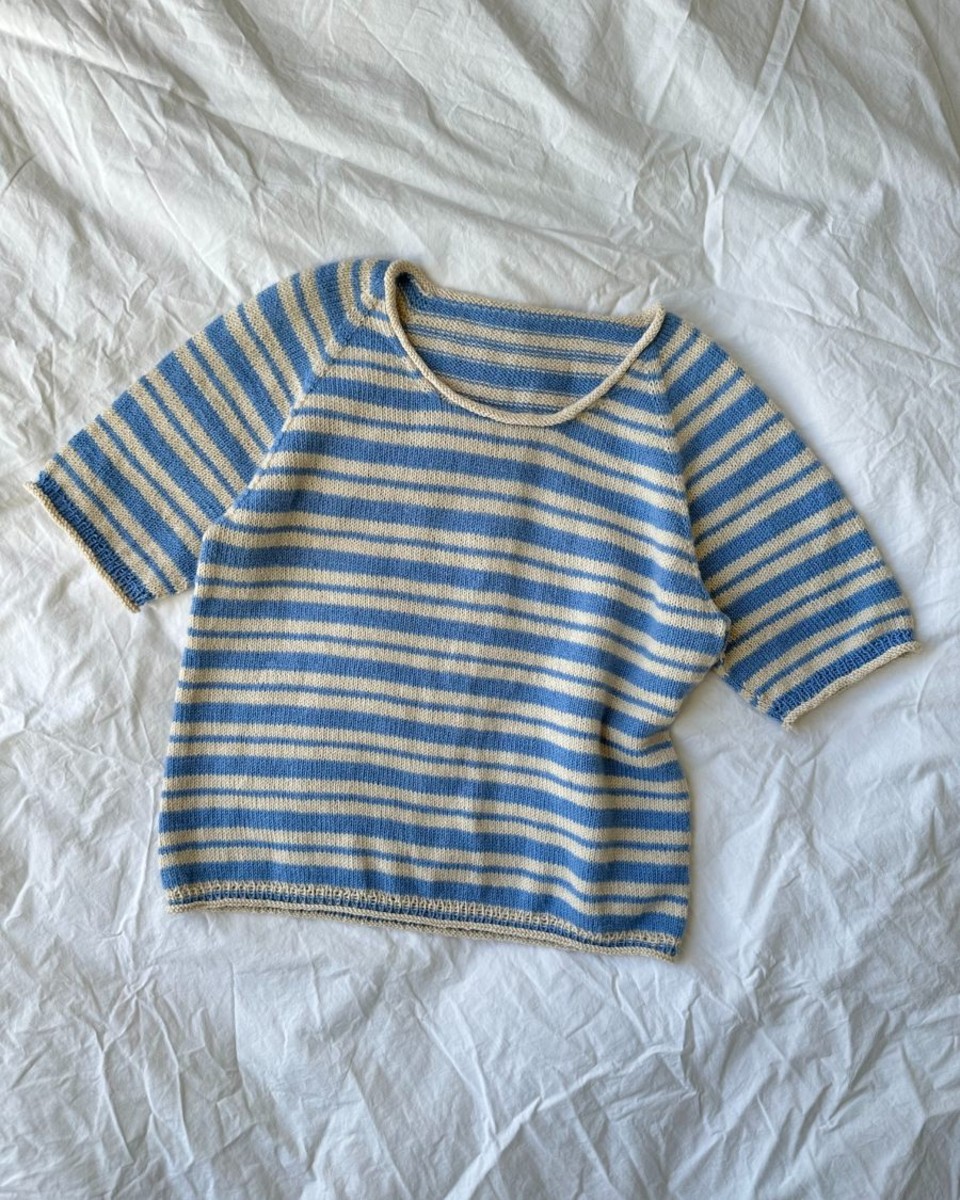 Bild på "AMÉLIE TEE" stickad i Sunday från PetiteKnit