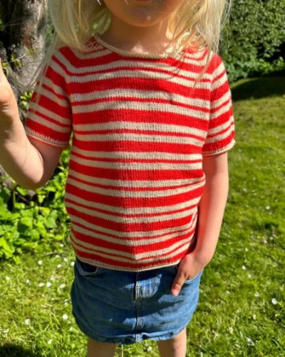 Bild på "AMÉLIE TEE JUNIOR" stickad i Sunday från PetiteKnit