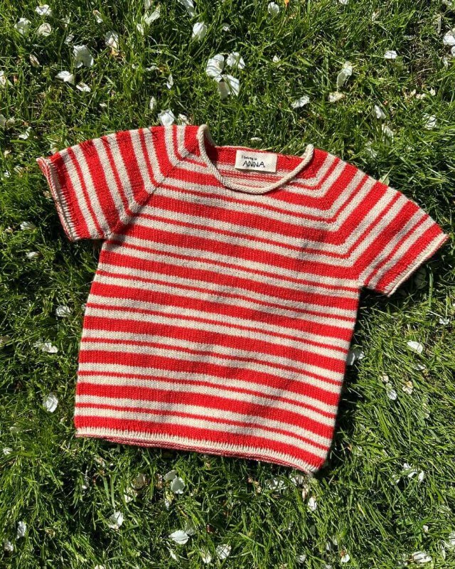 Bild på "AMÉLIE TEE JUNIOR" stickad i Sunday från PetiteKnit