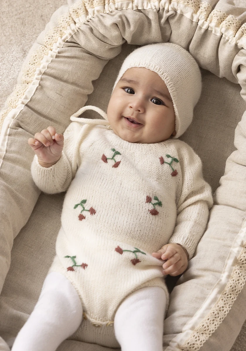 Bild på «Åsa» body & mössa stickad i Trend Merino Petite  2417-17