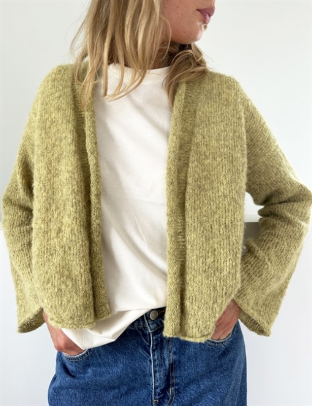 Bild på PLAIN CARDIGAN LIGHT (SVENSKA) stickad i två trådar Tynn Silk Mohair. Från LeKnit