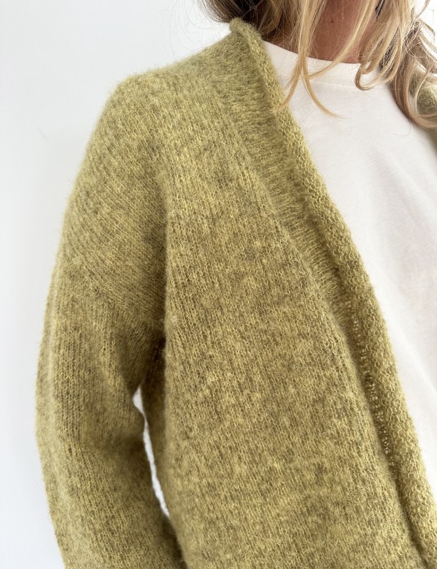 Bild på PLAIN CARDIGAN LIGHT (SVENSKA) stickad i två trådar Tynn Silk Mohair. Från LeKnit