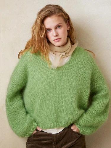 Bild på "FACILE SWEATER" stickad med dubbel tråd Ballerina Chunky Mohair 2402-3