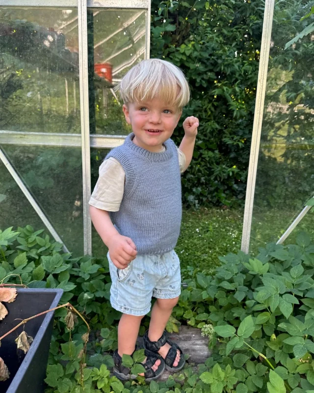 Bild på "NOVICE SLIPOVER JUNIOR" i Peer Gynt eller Double Sunday från PetiteKnit