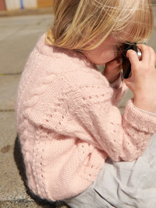 Bild på "CORNELIA SWEATER JUNIOR" stickad i en tråd Double Sunday och en tråd Tynn Silk Mohair, 2408-1