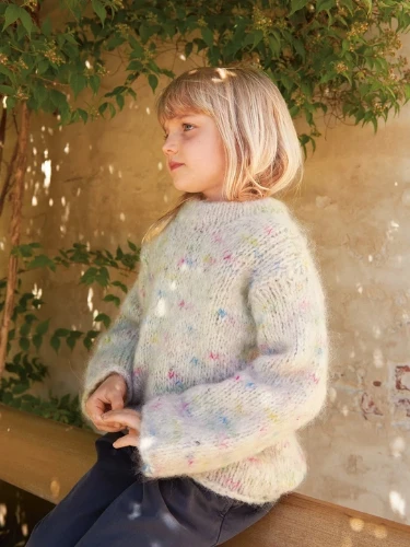 Bild på "KINSLEY SWEATER JUNIOR" stickad i två trådar Ballerina Chunky och Borstad Alpakka eller dubbel tråd KOS,  2408-2a+2b