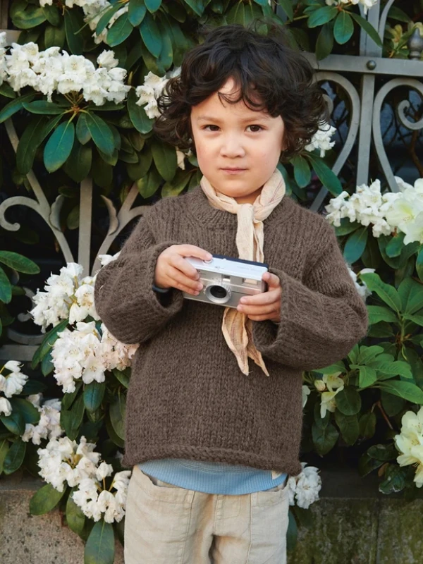 Bild på "KINSLEY SWEATER JUNIOR" stickad i två trådar Ballerina Chunky och Borstad Alpakka eller dubbel tråd KOS,  2408-2a+2b