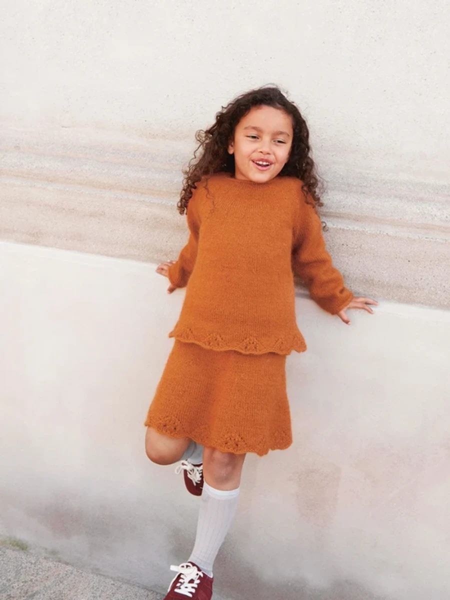 Bild på "AUGUSTINE SWEATER AND SKIRT JUNIOR" stickad i en tråd Sunday och en tråd Tynn Silk Mohair, 2408-7a+7b