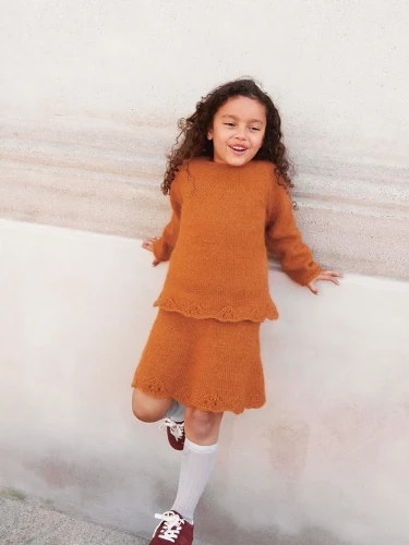 Bild på "AUGUSTINE SWEATER AND SKIRT JUNIOR" stickad i en tråd Sunday och en tråd Tynn Silk Mohair, 2408-7a+7b