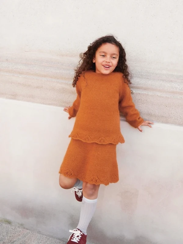 Bild på "AUGUSTINE SWEATER AND SKIRT JUNIOR" stickad i en tråd Sunday och en tråd Tynn Silk Mohair, 2408-7a+7b
