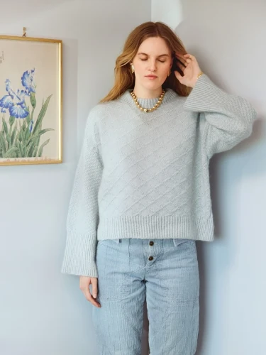 Bild på "HEATHER SWEATER CABLE EDITION" stickad med en tråd Tynn Peer Gynt och en tråd Tynn Silk Mohair 2409-13