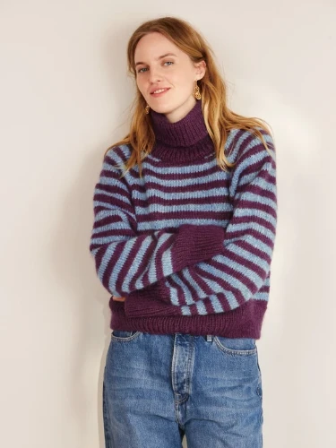Bild på "SOUTH SWEATER" stickad med en tråd Peer Gynt och en tråd Tynn Silk Mohair. 2409-9