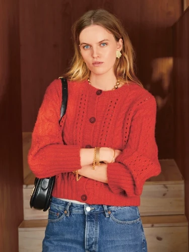 Bild på "CORNELIA CARDIGAN" stickad med en tråd Alpakka Ull och en tråd Alpakka Följetråd 2409-8