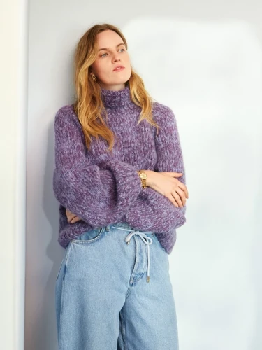 Bild på "NOA SWEATER" stickad med en tråd Ballerina Chunky och en tråd Borstad Alpakka  2409-6