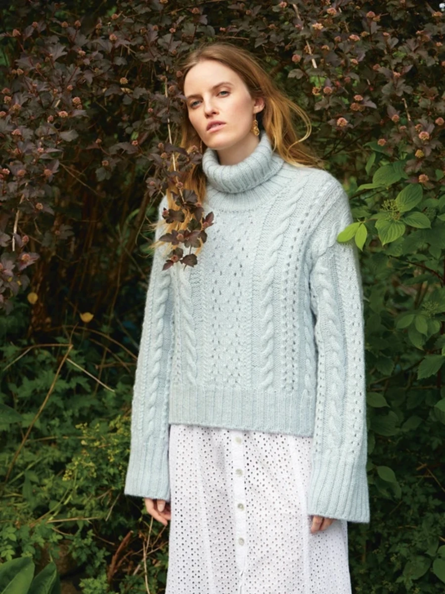 Bild på "CORNELIA SWEATER" stickad i en tråd Alpakka Ull och en tråd Tynn Silk Mohair 2409-5