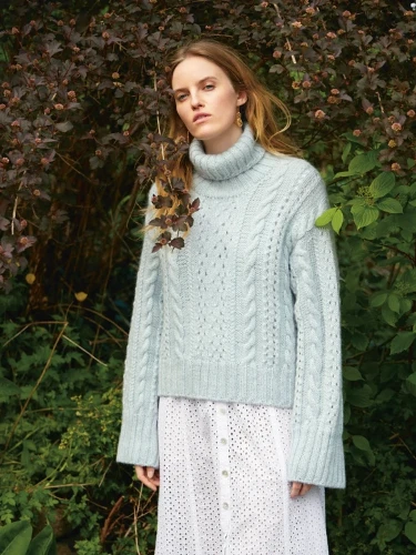 Bild på "CORNELIA SWEATER" stickad i en tråd Alpakka Ull och en tråd Tynn Silk Mohair 2409-5