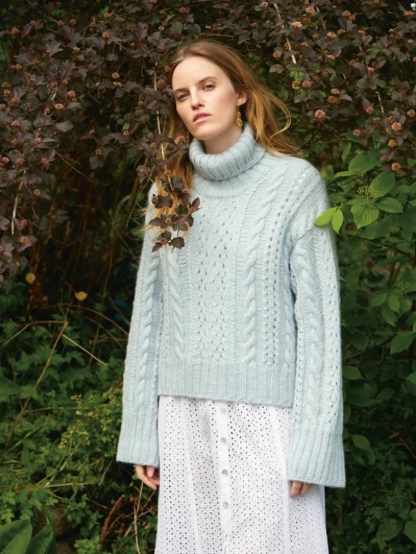 Bild på "CORNELIA SWEATER" stickad i en tråd Alpakka Ull och en tråd Tynn Silk Mohair 2409-5