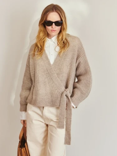 Bild på "LUMEN CARDIGAN" stickad med en tråd Tynn Peer Gynt och en tråd Tynn Silk Mohair 2409-4