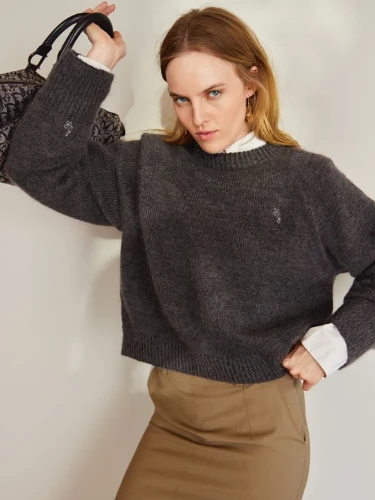 Bild på "SAMMY SWEATER" stickad med en tråd Sunday och en tråd Tynn Silk Mohair 2409-2