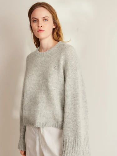Bild på "MOLLY SWEATER" stickad med en tråd Tynn Silk Mohair och en tråd Alpakka Följetråd 2409-1