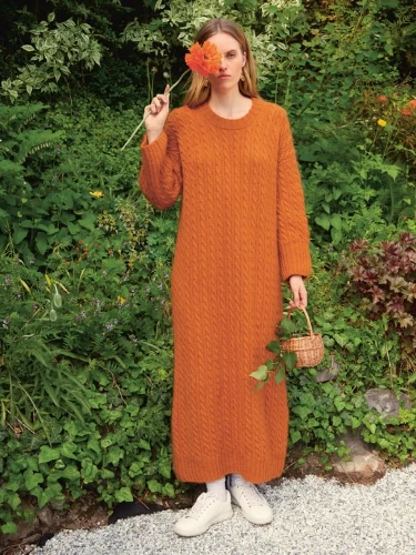 Bild på "BONNIE DRESS" stickad i en tråd Sunday och en tråd Tynn Silk Mohair 2409-11