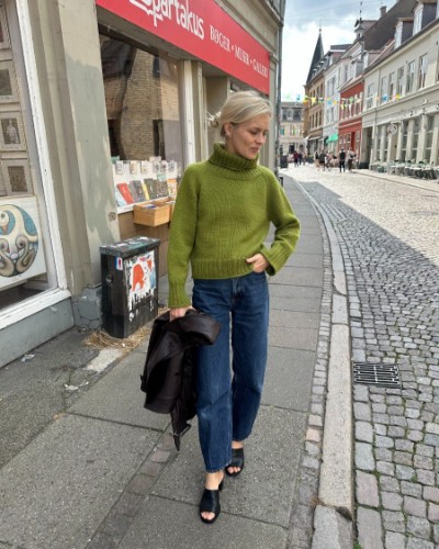 Bild på "AMY SWEATER" stickad i Peer Gynt från PetiteKnit