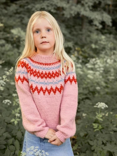 Bild på "POLAR-LIGHT BARNEGENSER" stickad i Alpakka Ull 2411-2a, mönster endast på Norska