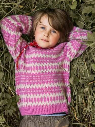 Bild på "KLEIVA BARNEGENSER" stickad i Mini Alpakka 2411-4a, mönster finns endast på Norska