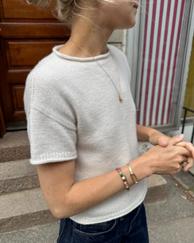 Bild på "CLOUD TEE" stickad i Tynn Line 
