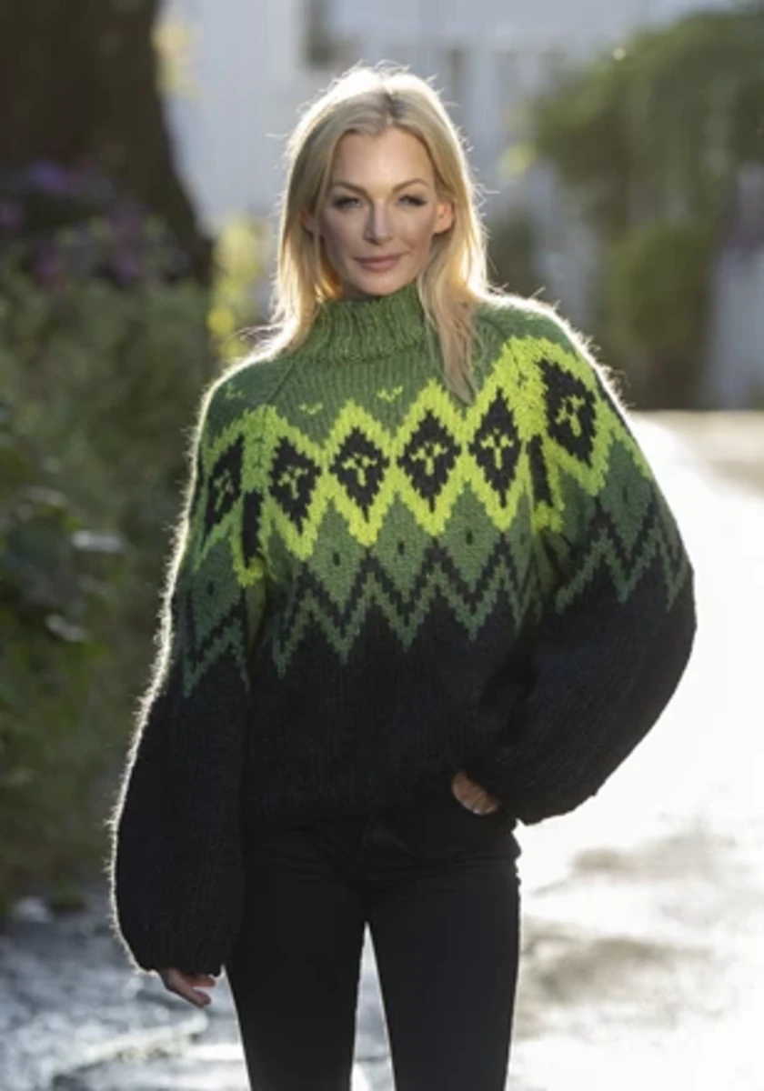 Bild på "Symphony of Sweater i Snorre" mönsterkatalog rån VikigGarn 2426