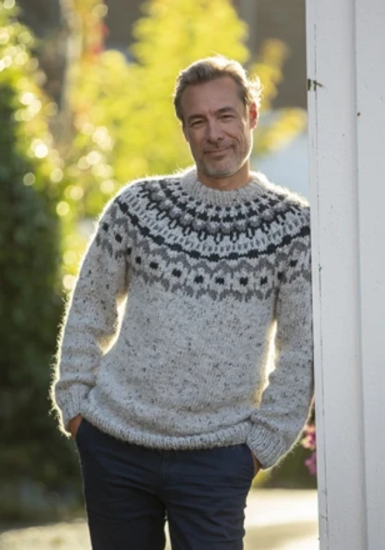 Bild på "Symphony of Sweater i Snorre" mönsterkatalog rån VikigGarn 2426