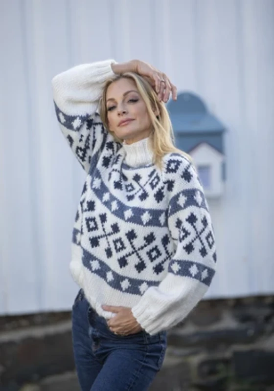 Bild på "Symphony of Sweater i Snorre" mönsterkatalog rån VikigGarn 2426