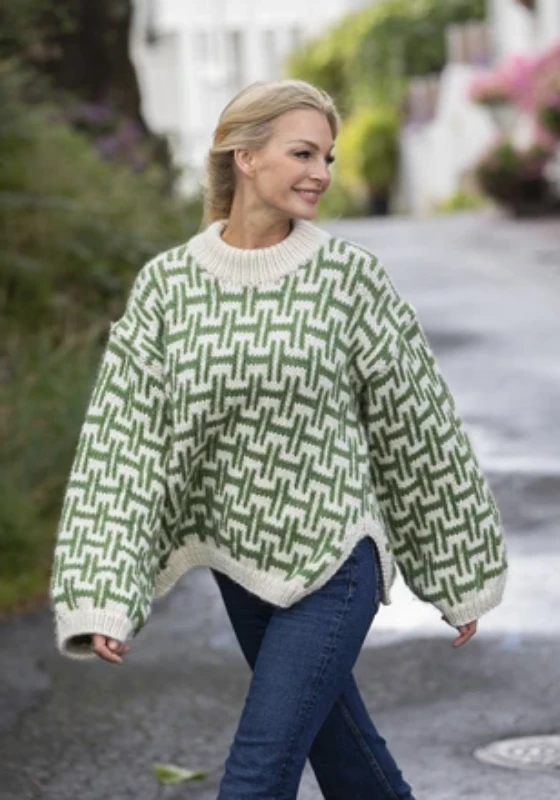 Bild på "Symphony of Sweater i Snorre" mönsterkatalog rån VikigGarn 2426