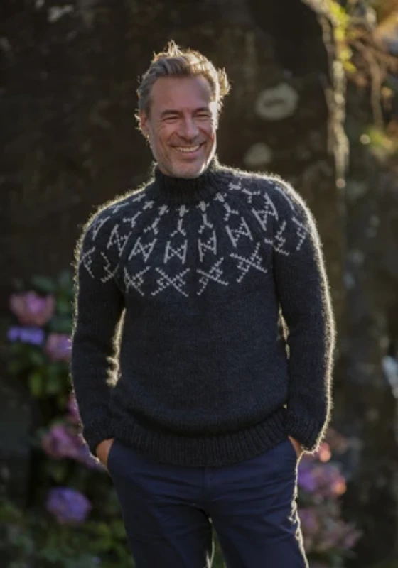 Bild på "Symphony of Sweater i Snorre" mönsterkatalog rån VikigGarn 2426