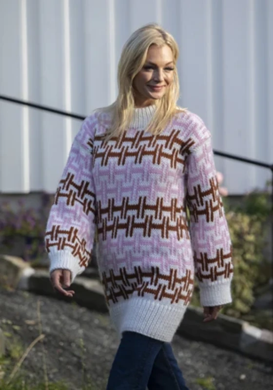 Bild på "Symphony of Sweater i Snorre" mönsterkatalog rån VikigGarn 2426