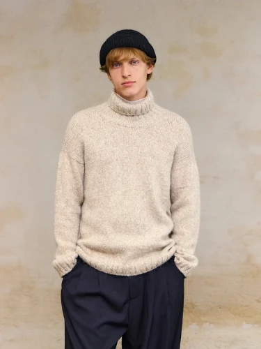 Bild på "DAVE SWEATER MAN" stickad i Poppy 2412-2