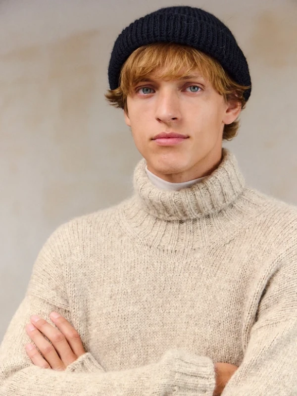 Bild på "DAVE SWEATER MAN" stickad i Poppy 2412-2